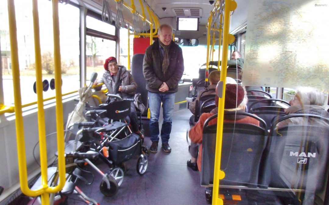 Mobilitätstrainer Schönbein begrüßt die Senioren im Buss