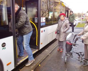 Der Rollator lässt sich nun einfach in den Bus schieben. Nach dem Anziehen der Bremsen kann man sicher einsteigen.