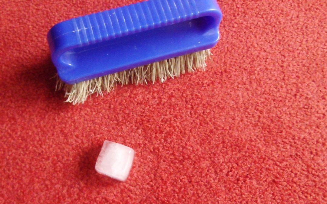 Roter Teppich mit Bürste und Eiswürfel