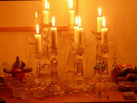 mehrere Kerzenhalter mit Wachs (Foto: pixabay)
