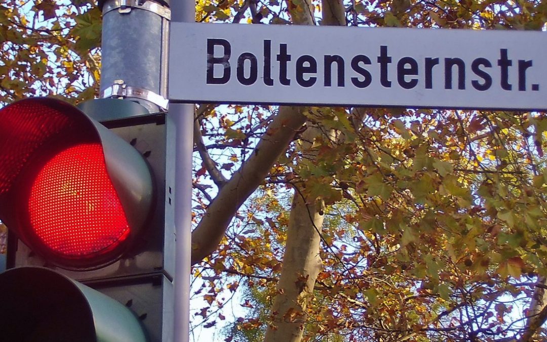 Straßenschild Boltensternstraße mit roter Ampel (Foto: U. Sommer)
