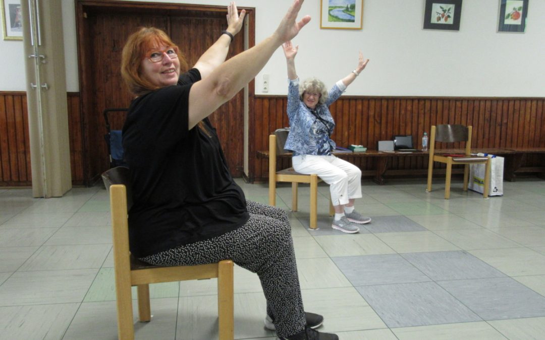 Christina Herbert und Erika Dehne-Wolter beim Tanzen im Sitzen